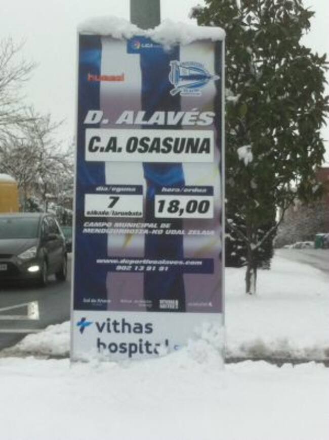 Cartel anunciador del partido aplazado.