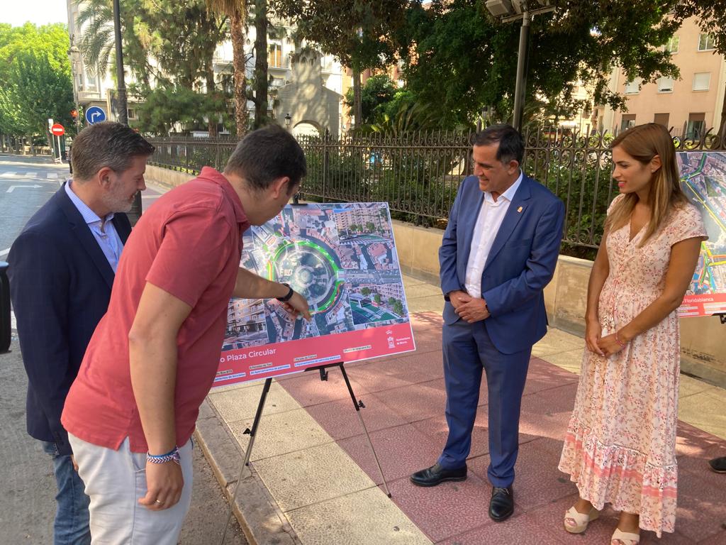 El alcalde de Murcia, José Antonio Serrano y los concejales Carmen Fructuoso y Juan Fernando Hernández atienden las explicaciones de un técnico sobre los nuevos nodos de tráfico