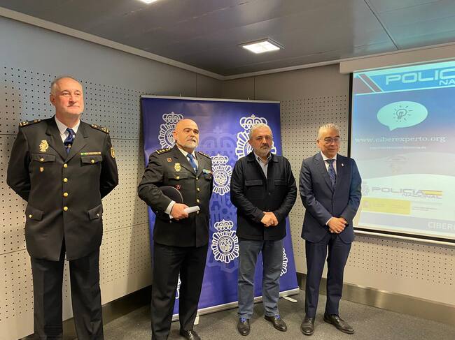 De izda a dcha: Bernardo Villanueva, delegado de Participación de la PN, el comisario provincial, Jesús Nogales, el subdelegado del gobierno, Pedro de la Fuente y el delegado de la Junta, Roberto Saiz