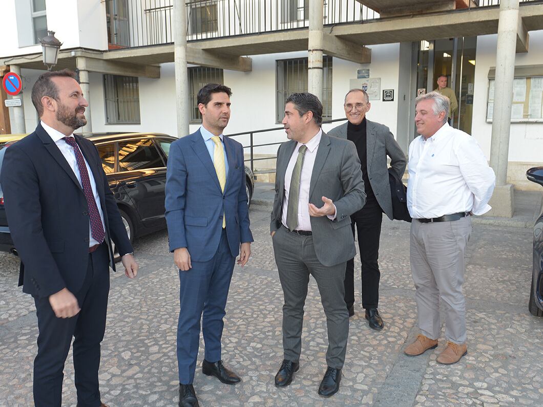 Emilio Viciana y David Conde, en el centro, tras su reunión en Valdemoro