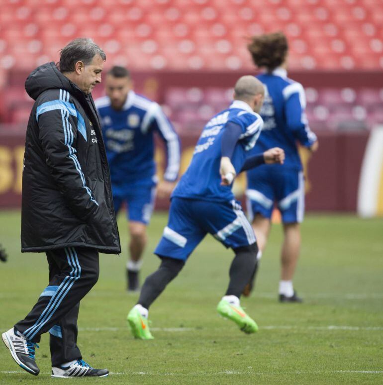 STX01. Landover (United States), 27/03/2015.- Argentina head coach Gerardo Martino during practice on match day -1 at FedEx Field in Landover, Maryland, USA 27 March 2015. Argentina will face El Salvador in a soccer friendly at FedEx Field on 28 March. The Argentine Football Association has confirmed that Lionel Messi missed Thursday's training session with the national side. (Futbol, Amistoso, Estados Unidos) EFE/EPA/SHAWN THEW