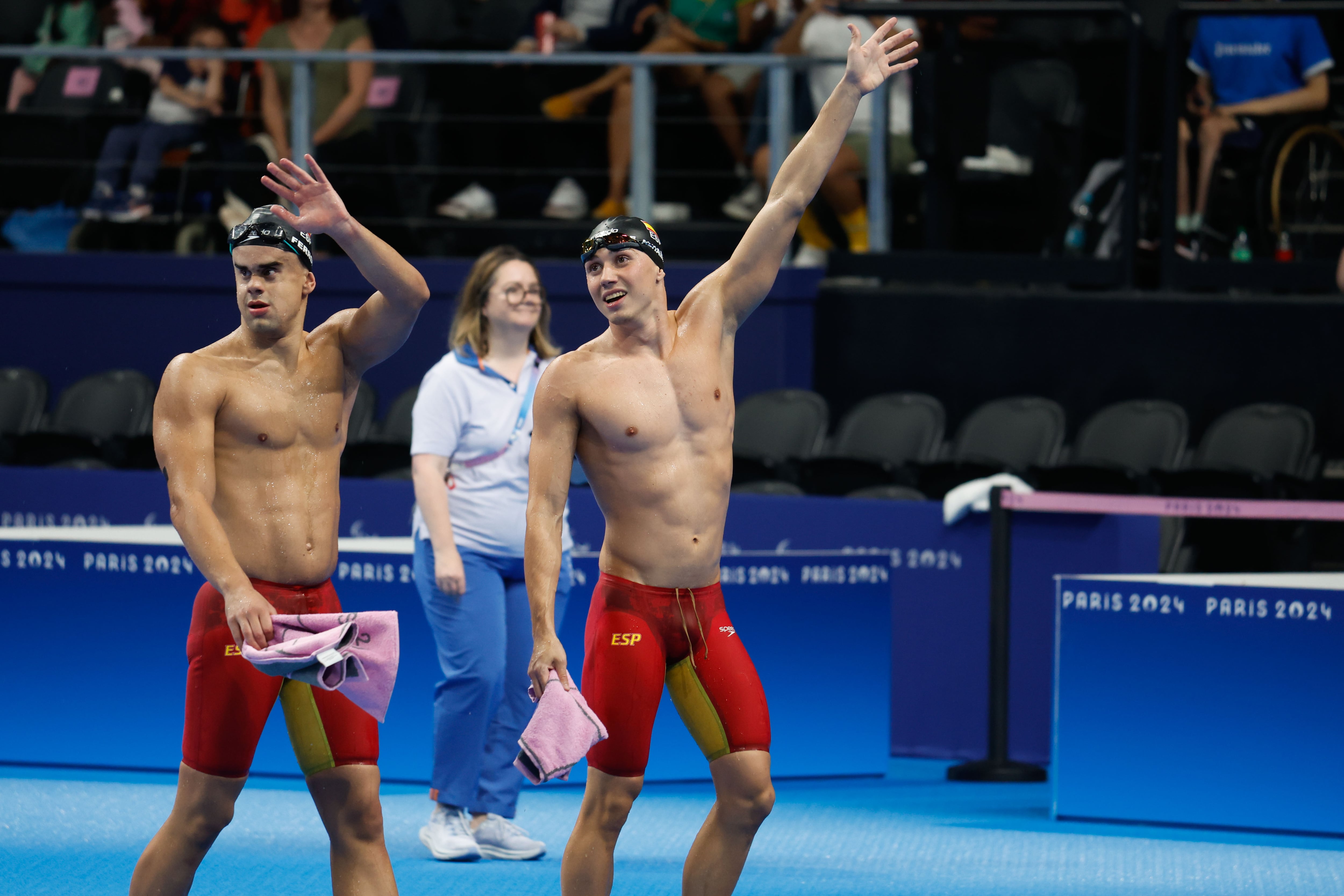 PARÍS , 29/08/2024.- Los nadadores españoles Juan Ferron (i) y Enrique Jose Alhambra (medalla de bronce) saludan tras la prueba de 100m Mariposa S13 Masculino este jueves en los Juegos Paralímpicos París 2024. EFE/Javier Etxezarreta
