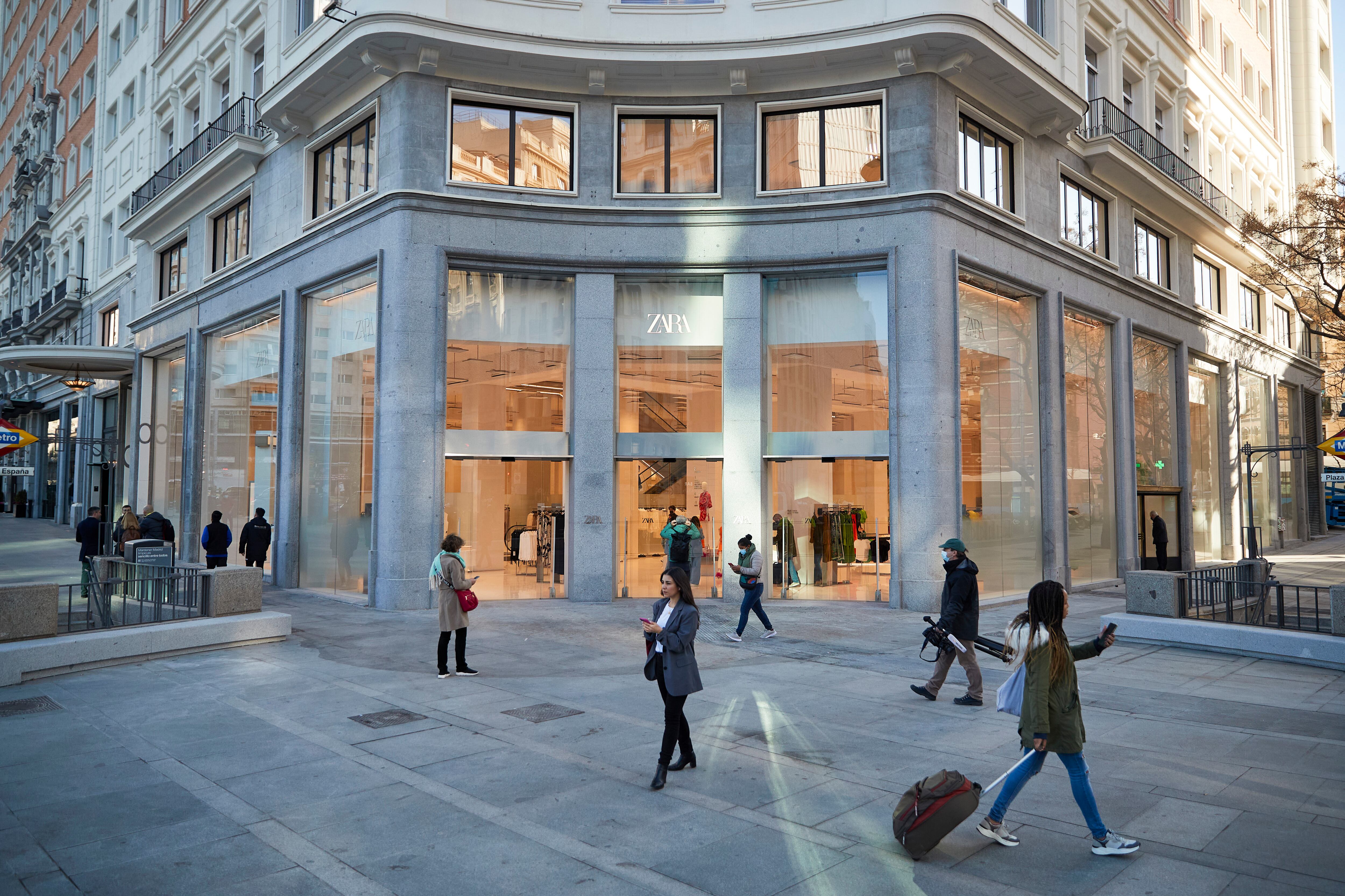 Vista del exterior de la tienda de Zara más grande del mundo situada en la Plaza de España de Madrid.