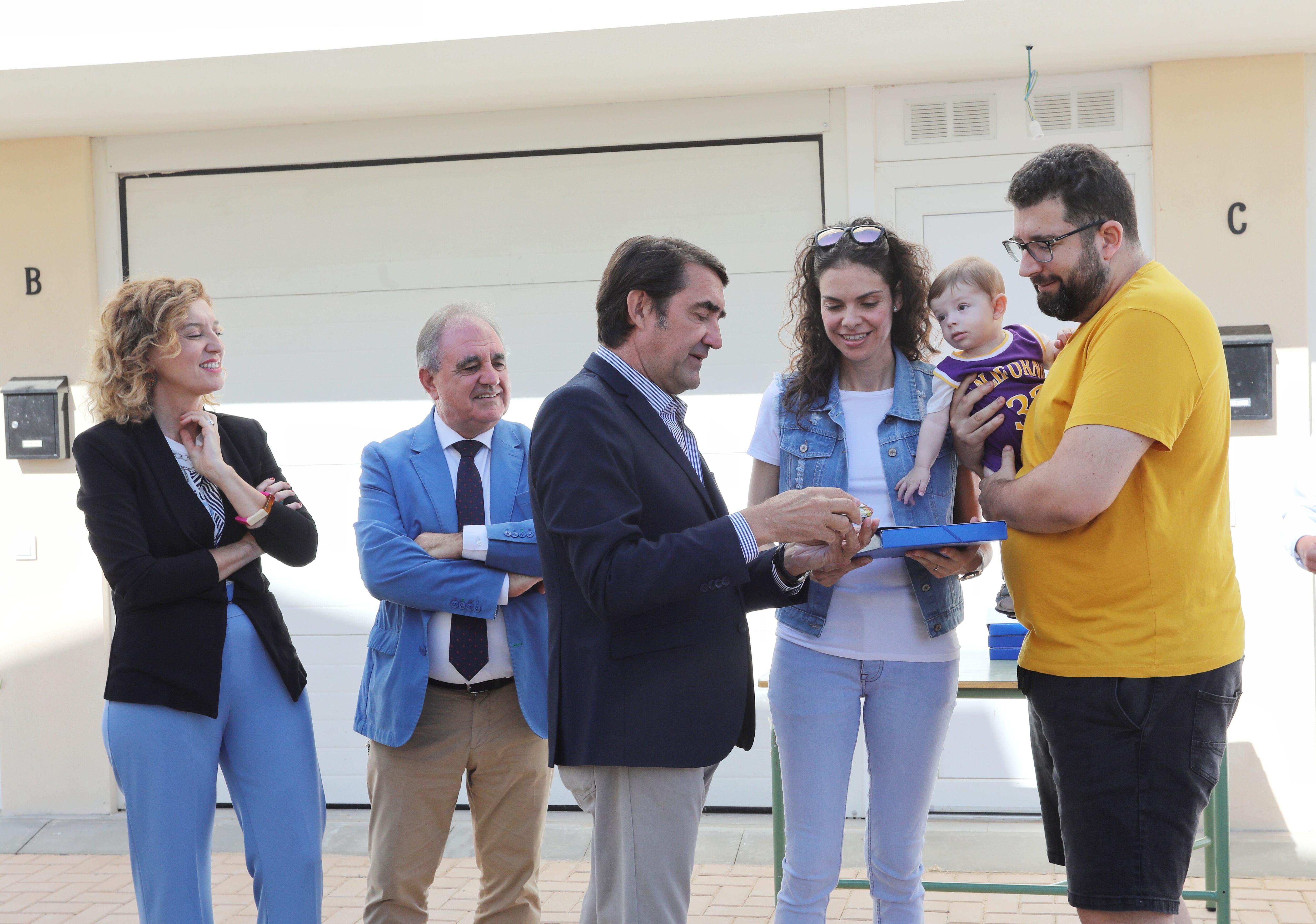 El consejero de Medio Ambiente, Vivienda y Ordenación del Territorio, Juan Carlos Suárez-Quiñones, entrega las llaves de 19 viviendas de protección oficial