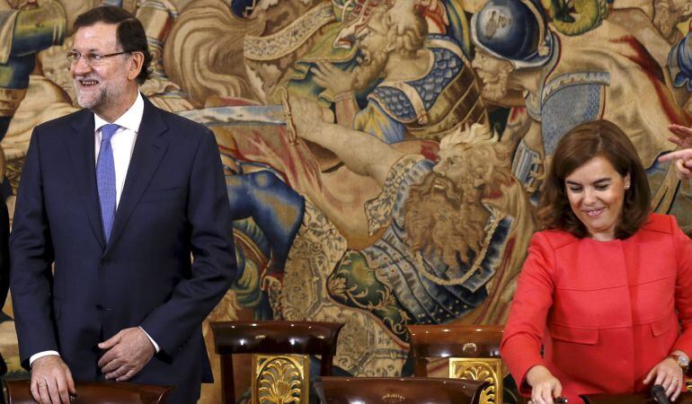 El jefe del Ejecutivo, Mariano Rajoy, junto a la vicepresidenta del Gobierno, Soraya Sáenz de Santamaría, en el Palacio de la Zarzuela.