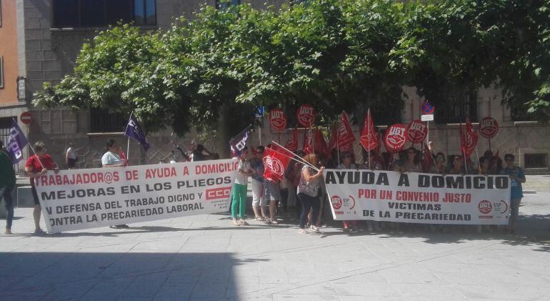 Manifestación de las trabajadoras del servicio de ayuda a domicilio en la sede de la Diputación Provincial de Ávila