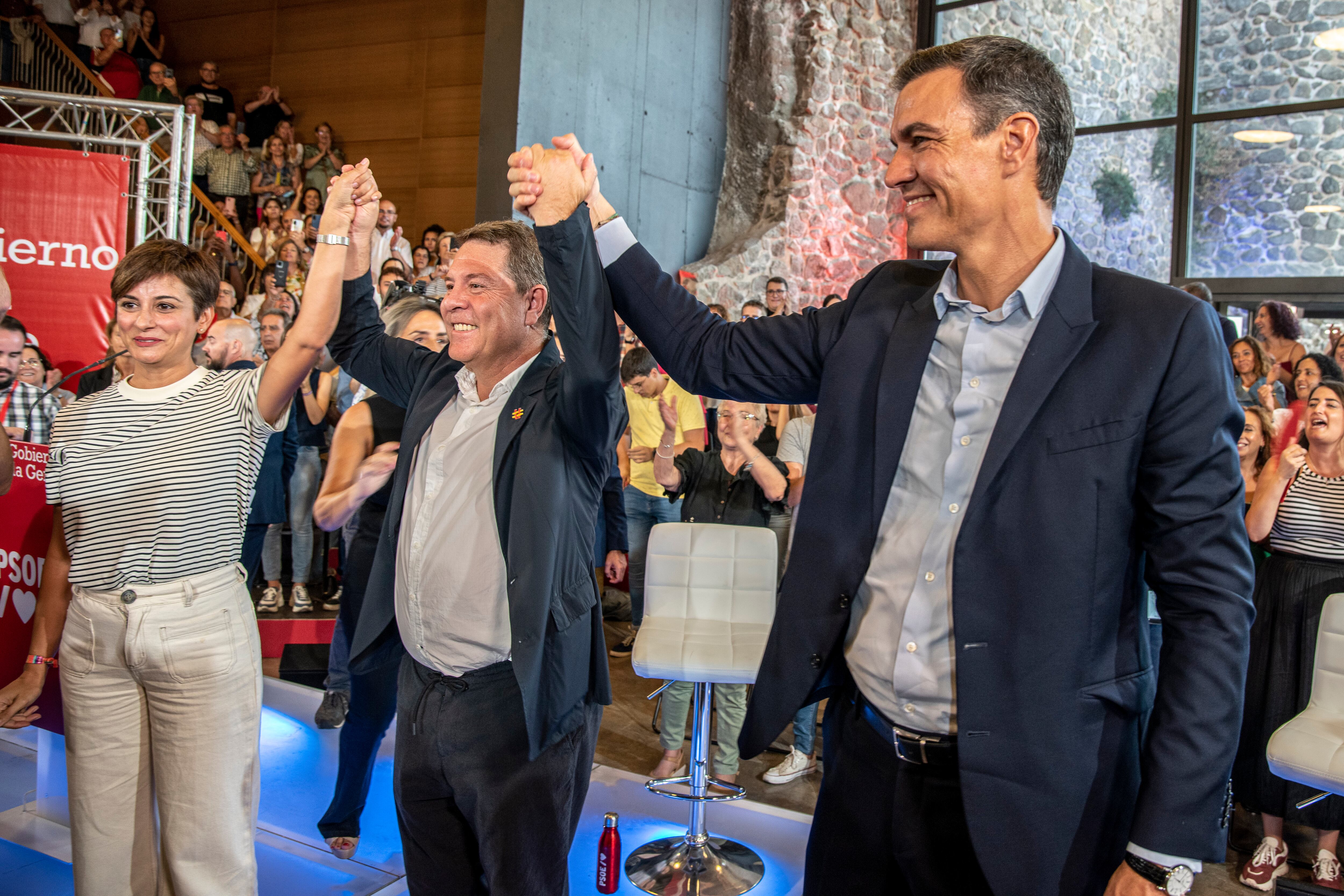 El secretario general del PSOE y presidente del Gobierno, Pedro Sánchez junto al presidente de Castilla-La Mancha y secretario general del PSCM-PSOE, Emiliano García-Page, y la portavoz del Gobierno, Isabel Rodríguez