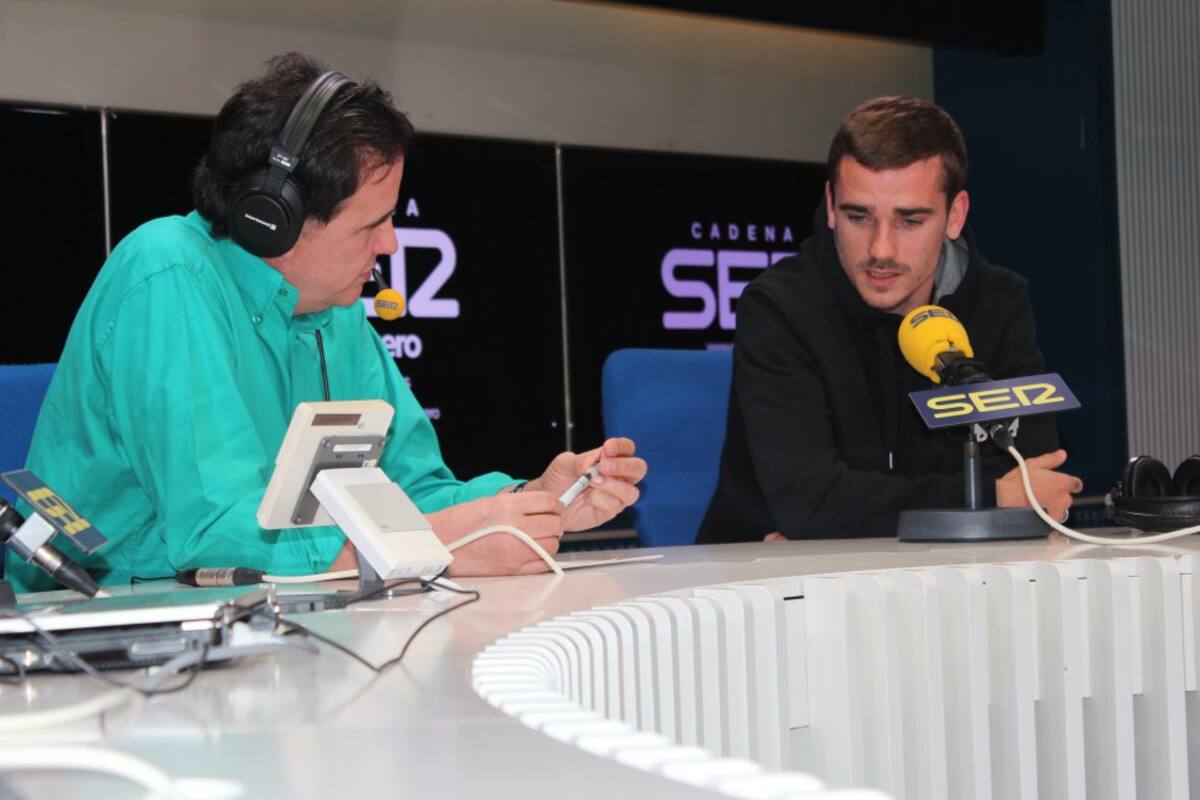 Antoine Griezmann en los estudios de Cadena SER junto a José Ramón de la Morena.