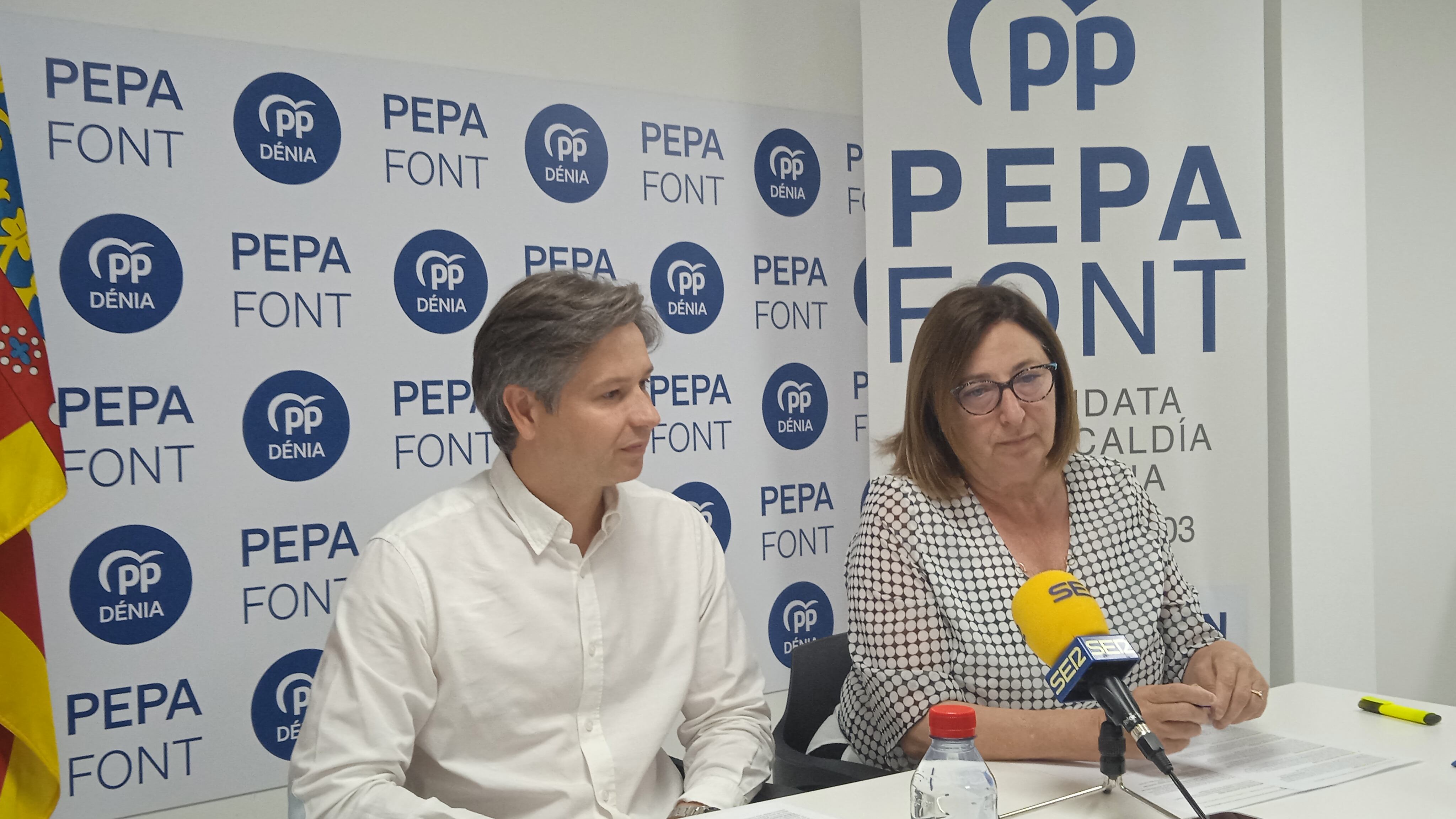 La candidata del PP a la alcaldía de Dénia, Pepa Font, y Carlos Barona, responsable de bienestar social.