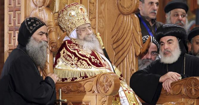 Imagen del cadáver del patriarca de la Iglesia Cristiana Copta Egipcia, Shenuda III, durante su velatorio