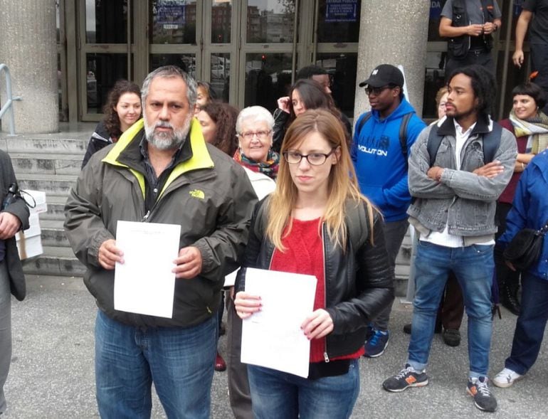 Representantes de SOS Racismo y la Coordinadora de Barrio tras presentar la denuncia