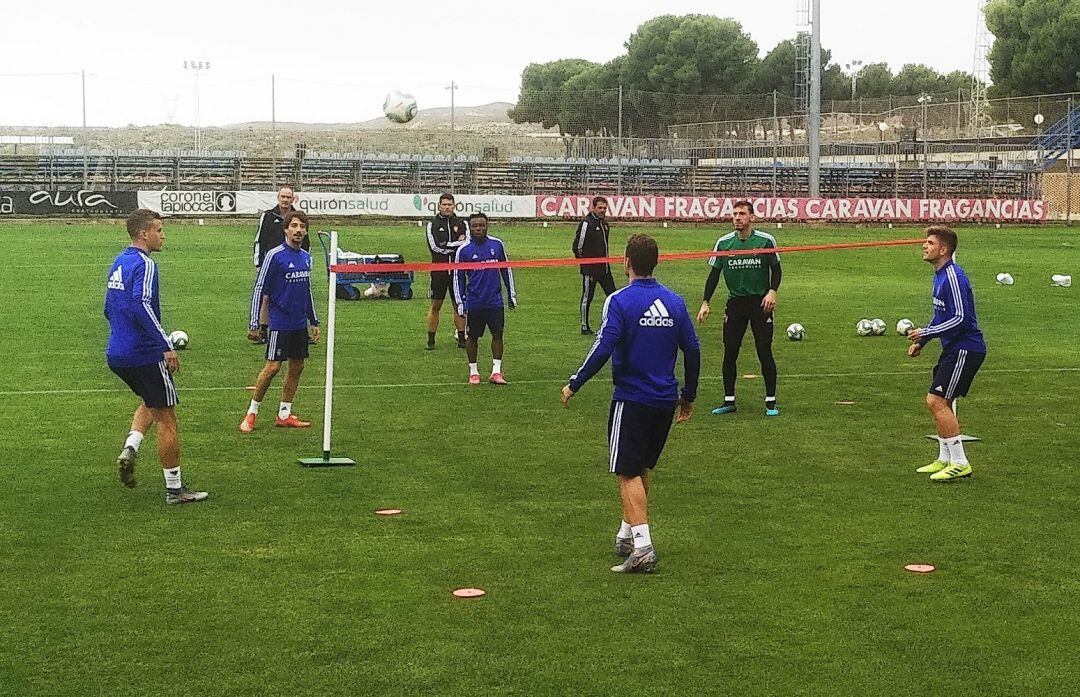 Los jugadores del Real Zaragoza durante un entrenamiento