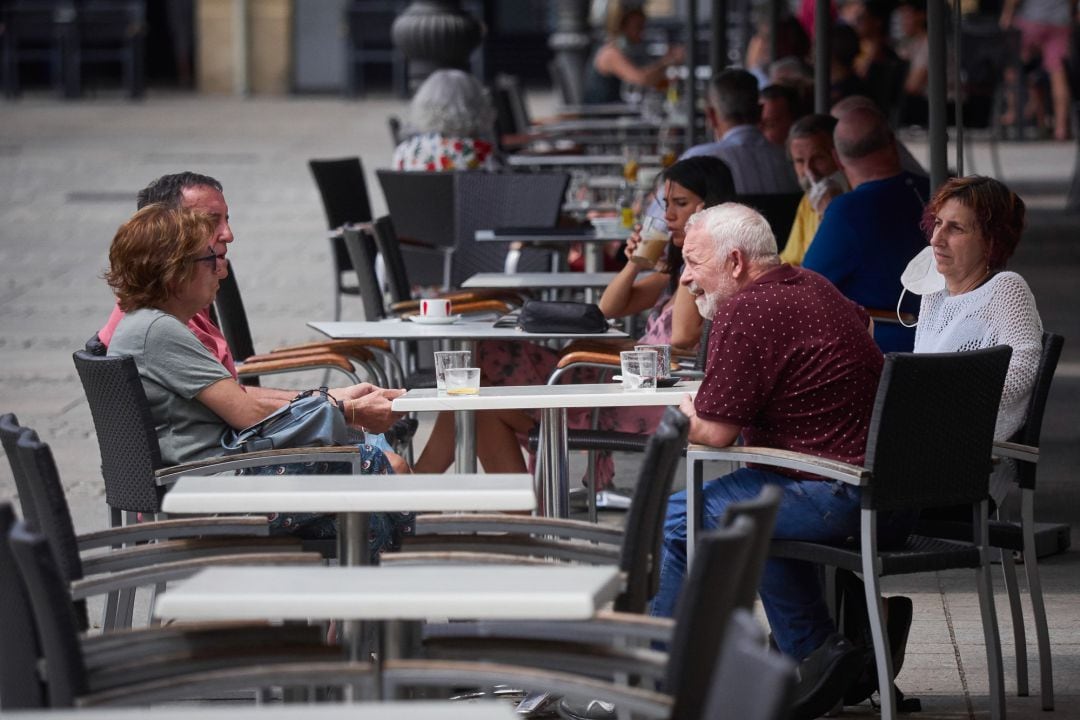 Varias personas llenan las terrazas de la famosa Plaza del Castillo de Pamplona durante el primer fin de semana de fase 2 en la desescalada de la pandemia por coronavirus COVID19. 