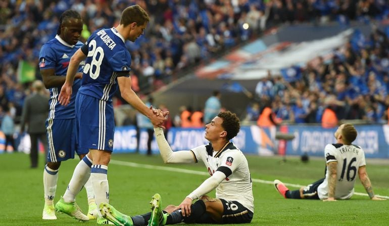 Azpilicueta consuela a Dele Alli tras la derrota