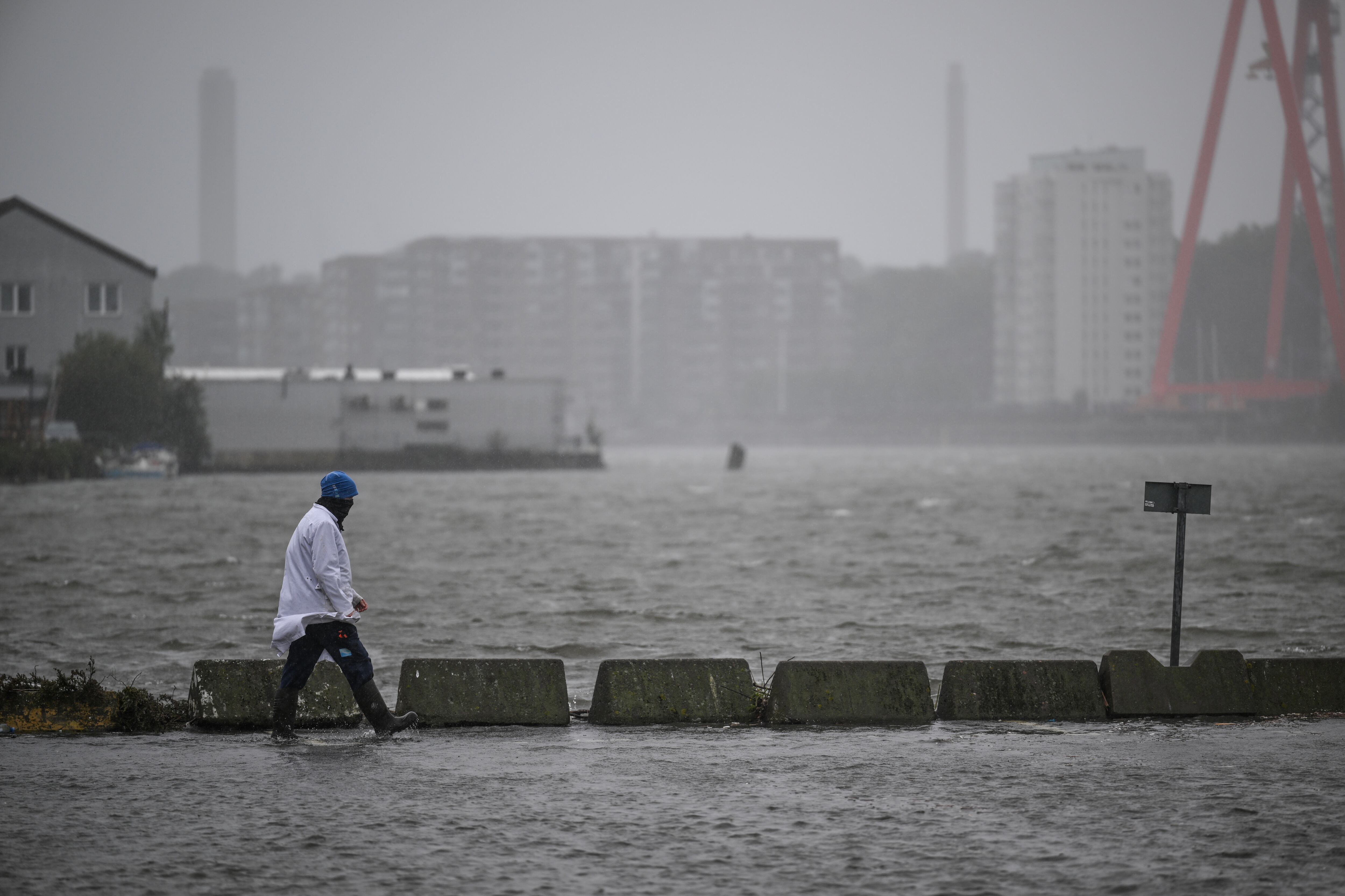 Un hombre camina bajo la lluvia torrencial en Goteborg (Suecia)