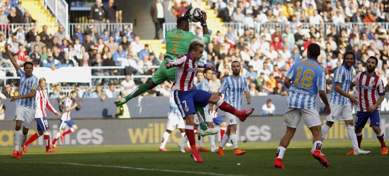 Carlos Kameni ataja un balón ante el francés Antoine Griezmann.