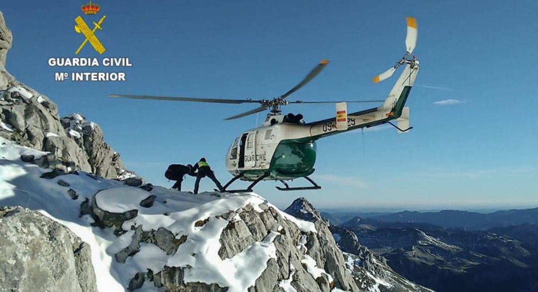 Momento del rescate de dos montañeros enriscados en Llánaves de la Reina