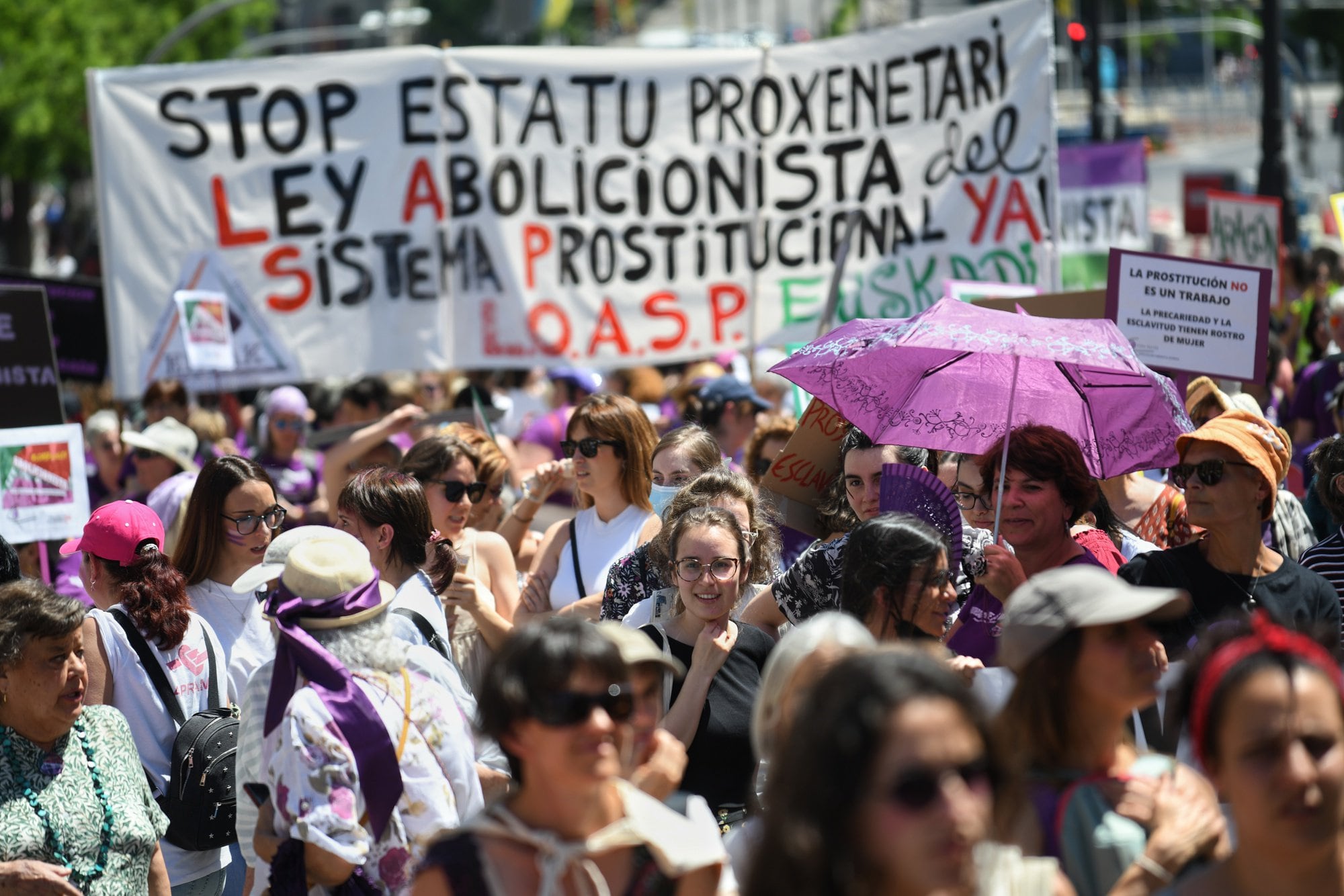 Varias personas, con pancartas, durante una manifestación para reclamar la abolición de la prostitución en una imagen de archivo