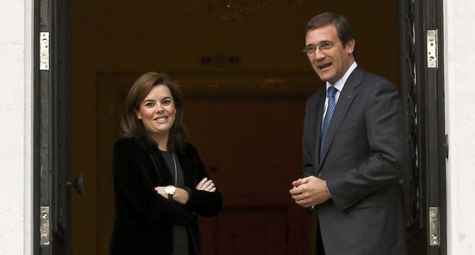 La vicepresidenta del Gobierno, Soraya Sáenz de Santamaría, es recibida por el primer ministro de Portugal, Pedro Passos Coelho