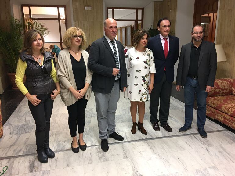 Autoridades presentes en la firma del convenio