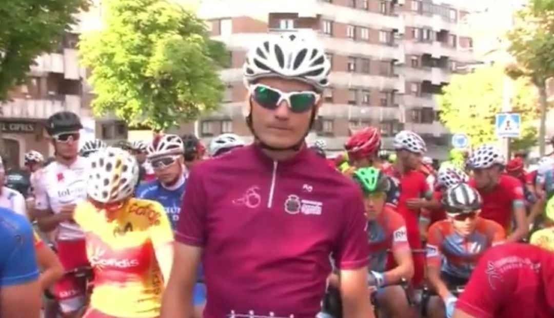 Carlos Rodríguez, ahora en las filas de INEOS Grenadier, posa con el maillot de líder de la Vuelta a la Ribera en la salida de la última etapa de la edición 2019