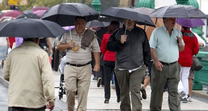 Varios viandantes se protegen de la lluvia durante este fin de semana en San Sebastián