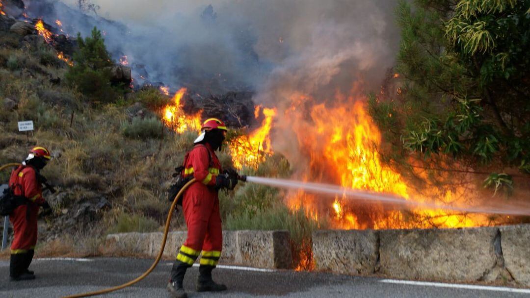 Miembros de la Unidad Militar de Emergencias (UME) trabajan para apagar un incendio.