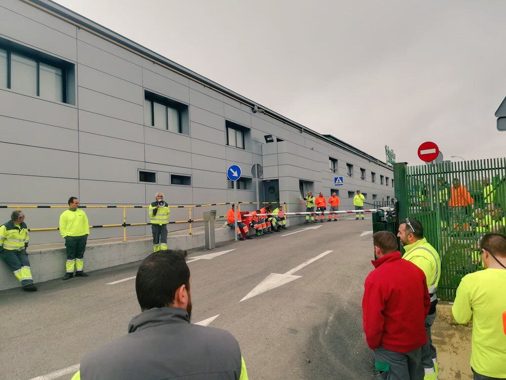 Asamblea de trabajadores en la fábrica de Schneider en Griñón