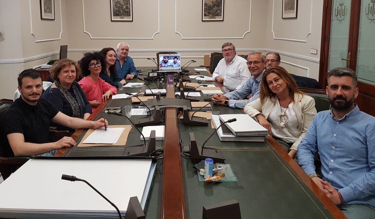 Los artistas Latorre y Sanz vuelven a firmar la falla grande municipal con la colaboración de los valencianos Pichiavo