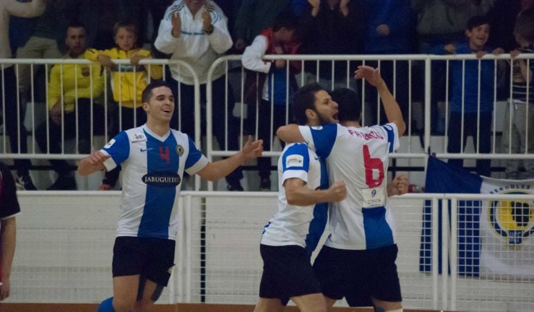 Los jugadores del Hércules SV celebran un gol