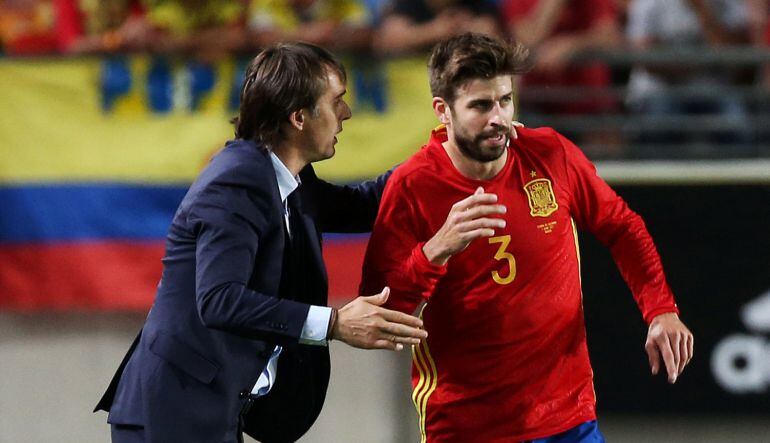 Lopetegui da instrucciones a Piqué durante el España-Colombia