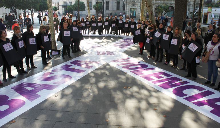 46 mujeres se concentran en Sevilla, convocadas por ccoo, contra la violencia contra las mujeres