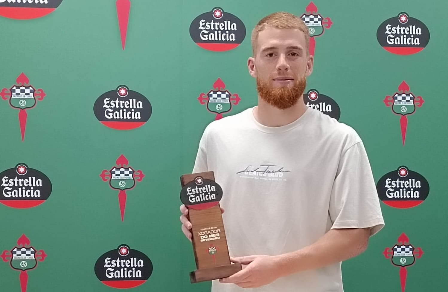 Carlos Vicente, al recoger el trofeo Estrella Galicia este viernes en A Malata (foto: Racing Club Ferrol)