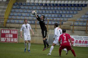 Diego Calzado atrapa un balón en su área