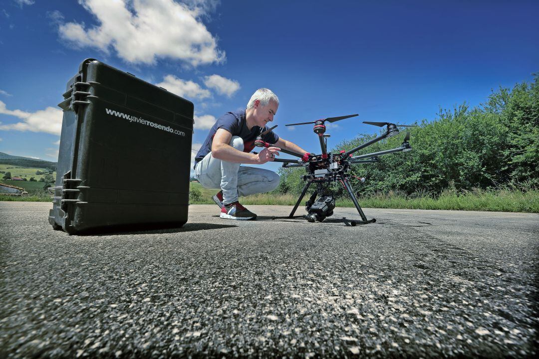 Javier Rosendo manejando un dron.