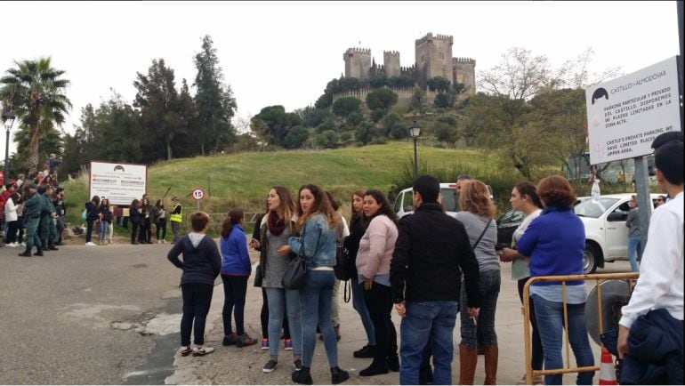 Seguidores de la serie en las inmediaciones del castillo de Almodovar.