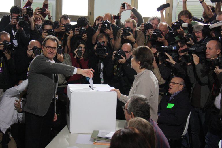 El president de la Generalitat, Artur Mas, durante la votación de la consulta del 9-N