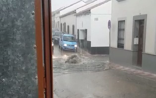 Agua saliendo a borbotones de una alcantarilla del barrio de El Cerro en Peñarroya