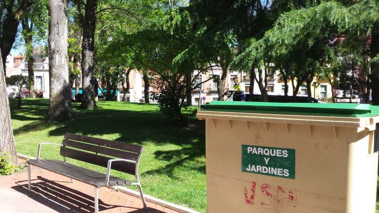 Cortando el césped en el parque de La Concordia