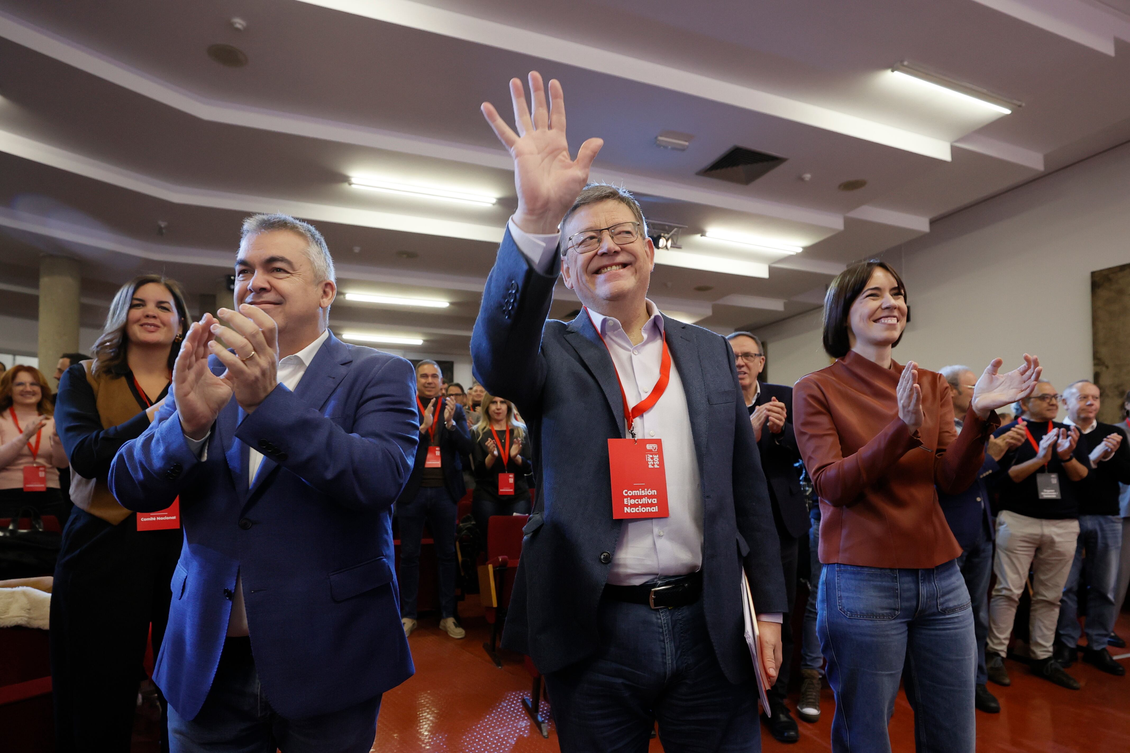 GRAF3299. VALENCIA, 16/12/2023.- El secretario general de los socialistas valencianos, Ximo Puig (c), comparece ante el comité nacional del PSPV-PSOE para despejar la incógnita sobre su futuro y el del liderazgo del partido en un esperado cónclave al que también asistió el secretario de Organización del PSOE, Santos Cerdán (i), y la ministra de Ciencia, Diana Morant (d). EFE/ Juan Carlos Cárdenas
