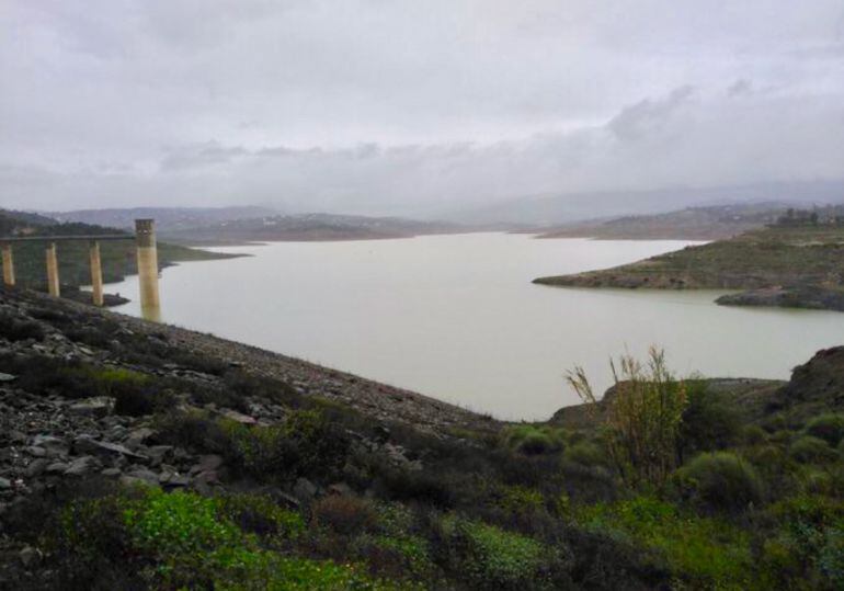 Imagen del pantano de la Viñuela (Axarquía-Málaga) este domingo 