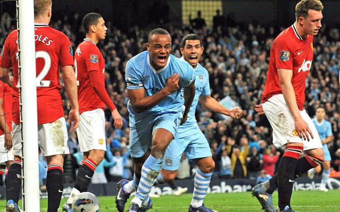 El jugador del Manchester City Vincent Kompany celebra un gol ante el Manchester United, el lunes 30 de abril del 2012, durante el partido de la Premier League inglesa disputado en el estadio Etihad de Manchester (Reino Unido)