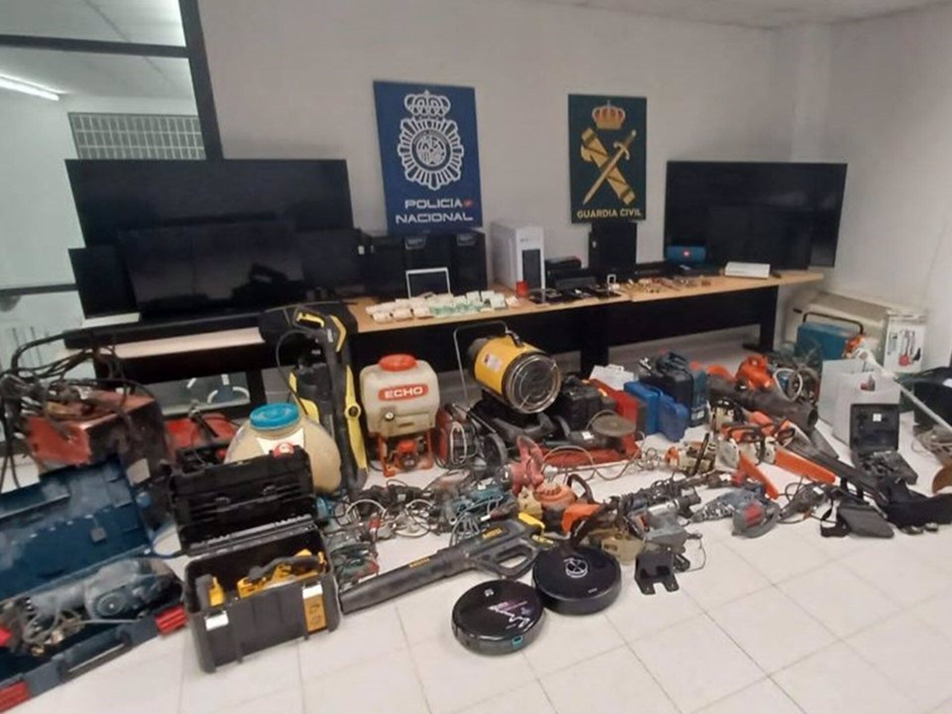 La Guardia Civil y la Policía Nacional han recuperados numerosos objetos tras desarticular un grupo que asaltaba casas rurales