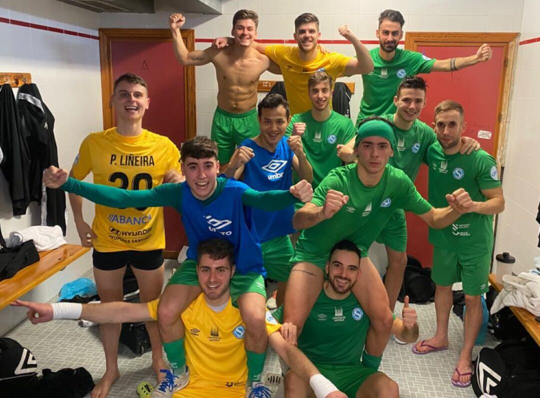 Los jugadores del Santiago Futsal, festejando el triunfo en el vestuario tras el partido en Elche