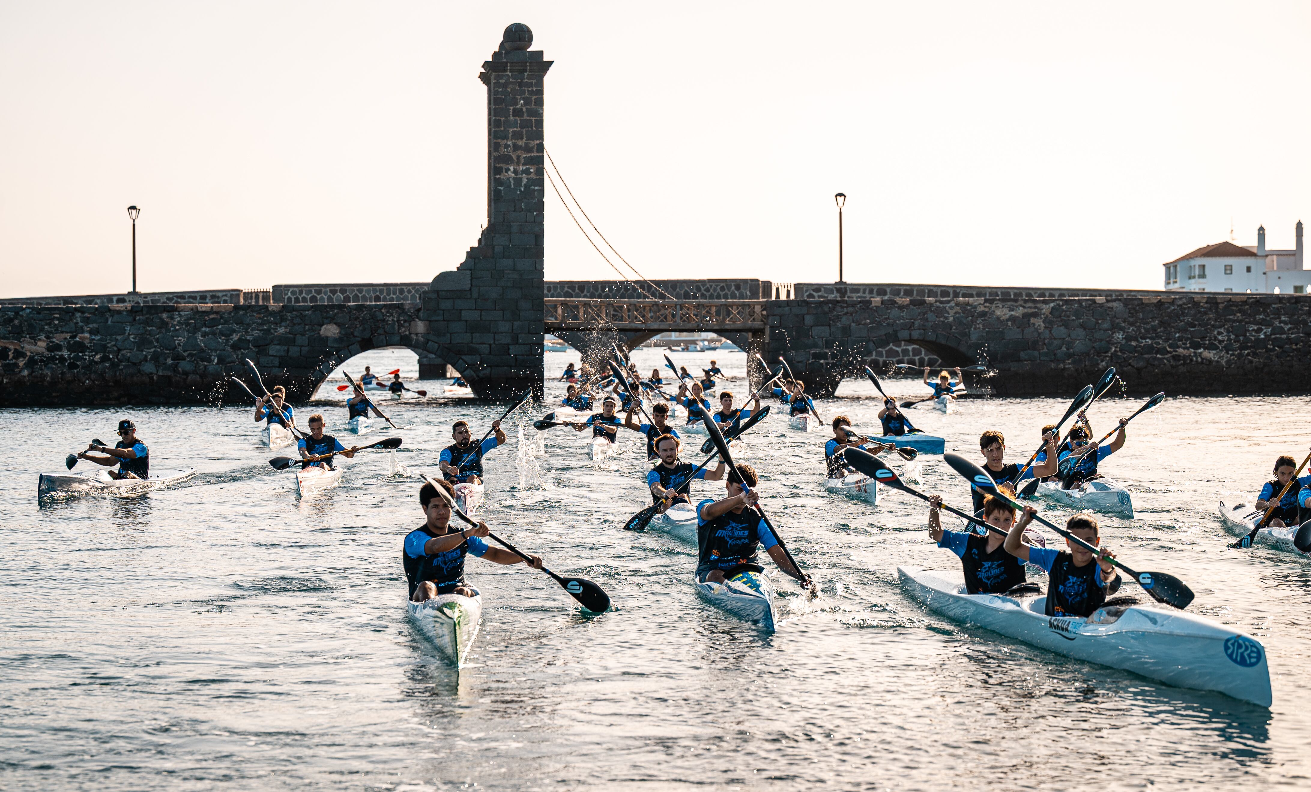 Piragüistas del club Marlines de Lanzarote junto al Puente de Las Bolas de Arrecife.