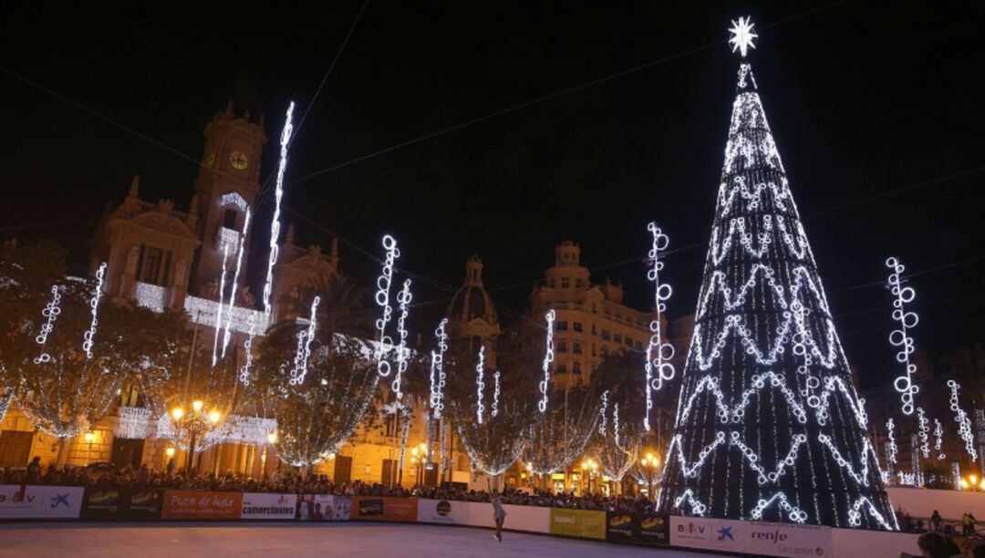 La pista de hielo se monta cada año en la plaza del Ayuntamiento de València. 