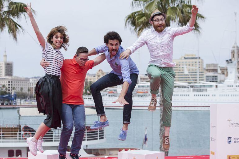 GRA260. MÁLAGA, 21/04/2015. La actriz y directora Leticia Dolera (i) junto a los actores Jordi Llodra (2i), Miki Esparbe (2d) y Manuel Burque, posan durante la presentación de su primera película "Requisitos para ser una persona normal", hoy en la sección oficial del 18 Festival de Cine Español de Málaga. EFE/Jorge Zapata