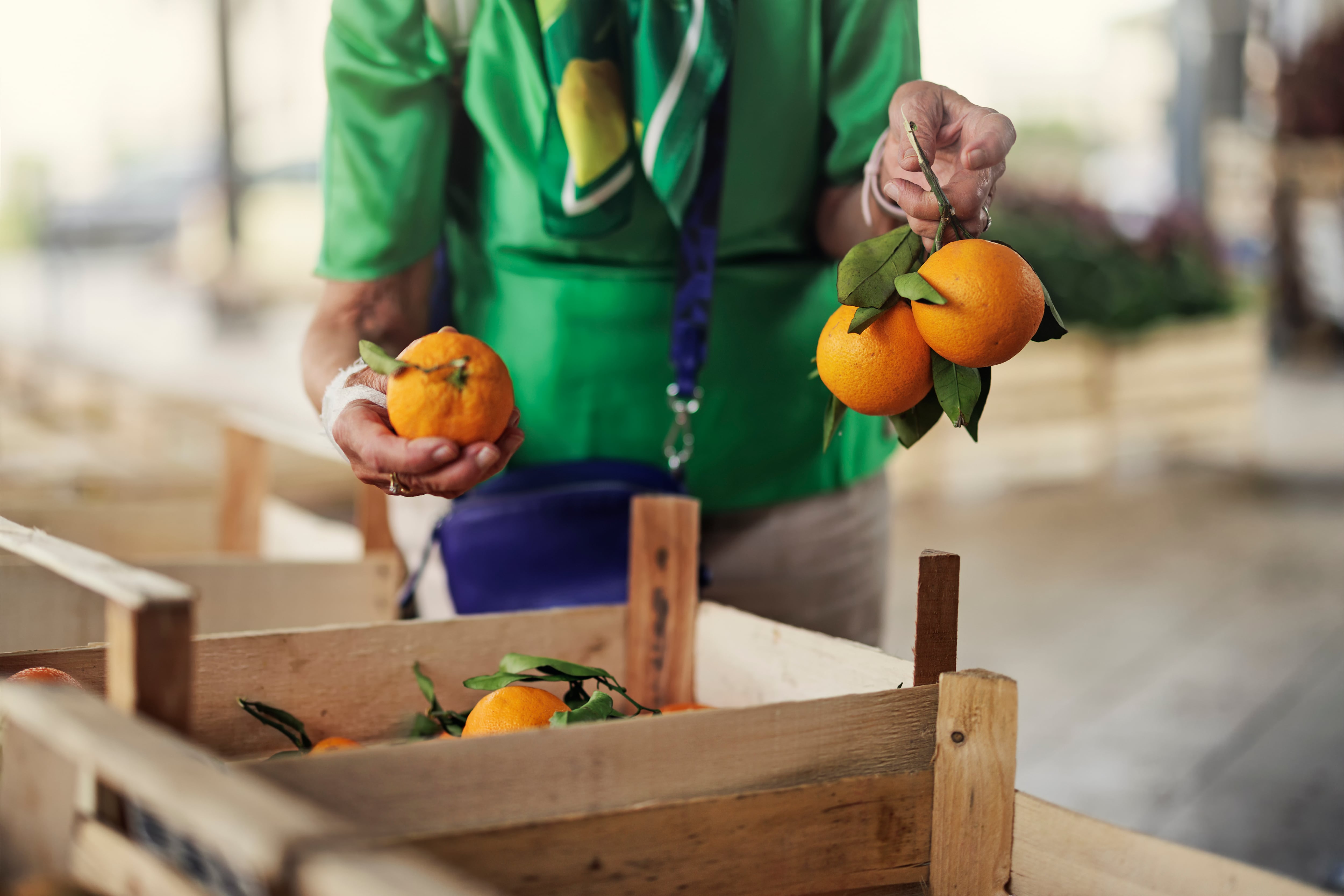 Una mujer coge fruta en una verdulería