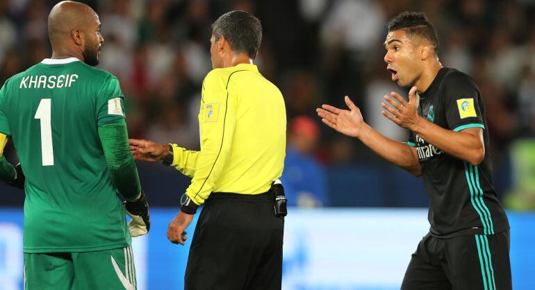 Casemiro reclama al colegiado un gol que fue anulado por el VAR.