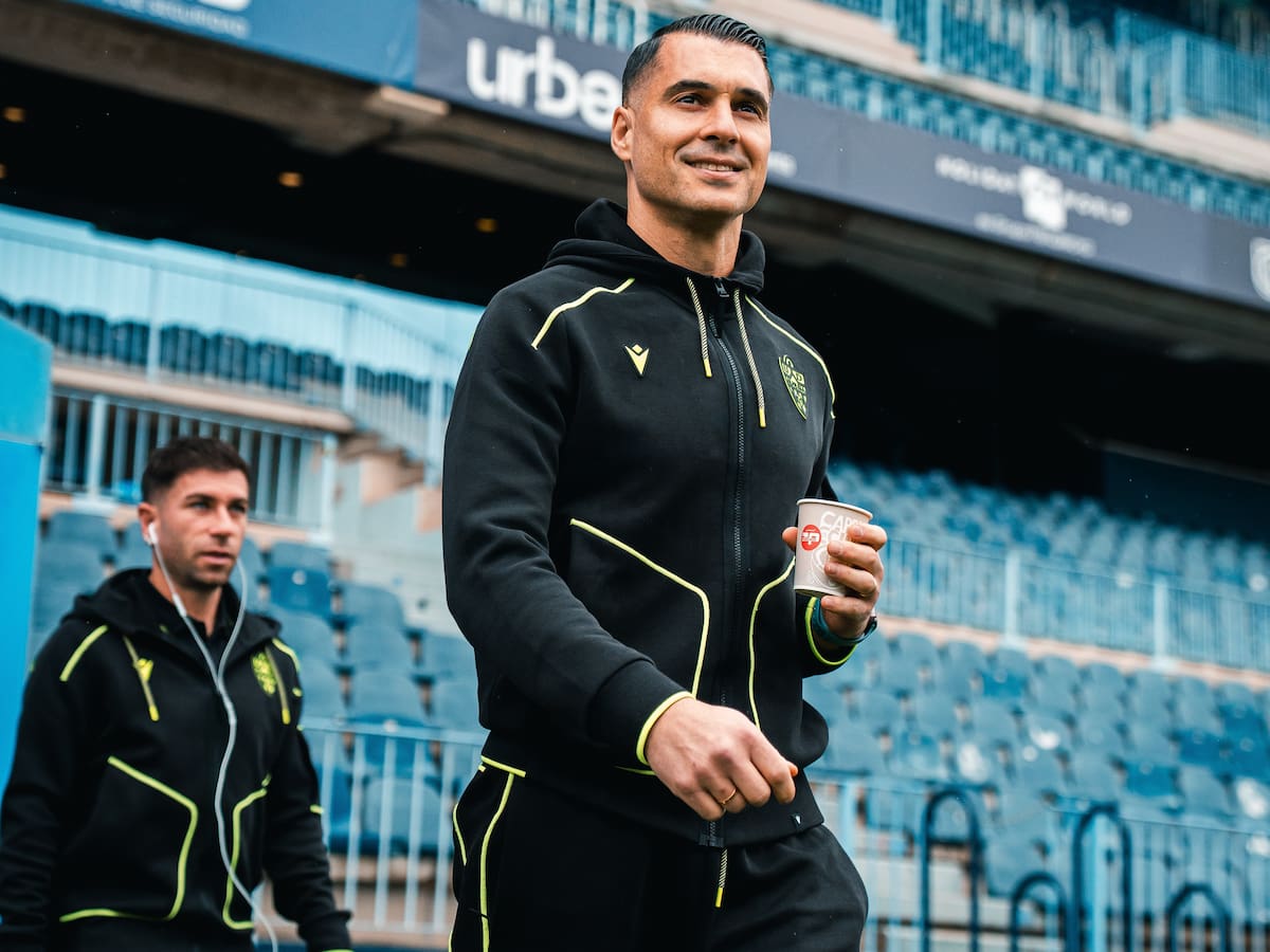 La plantilla del Almería escucha a Andrés Fernández